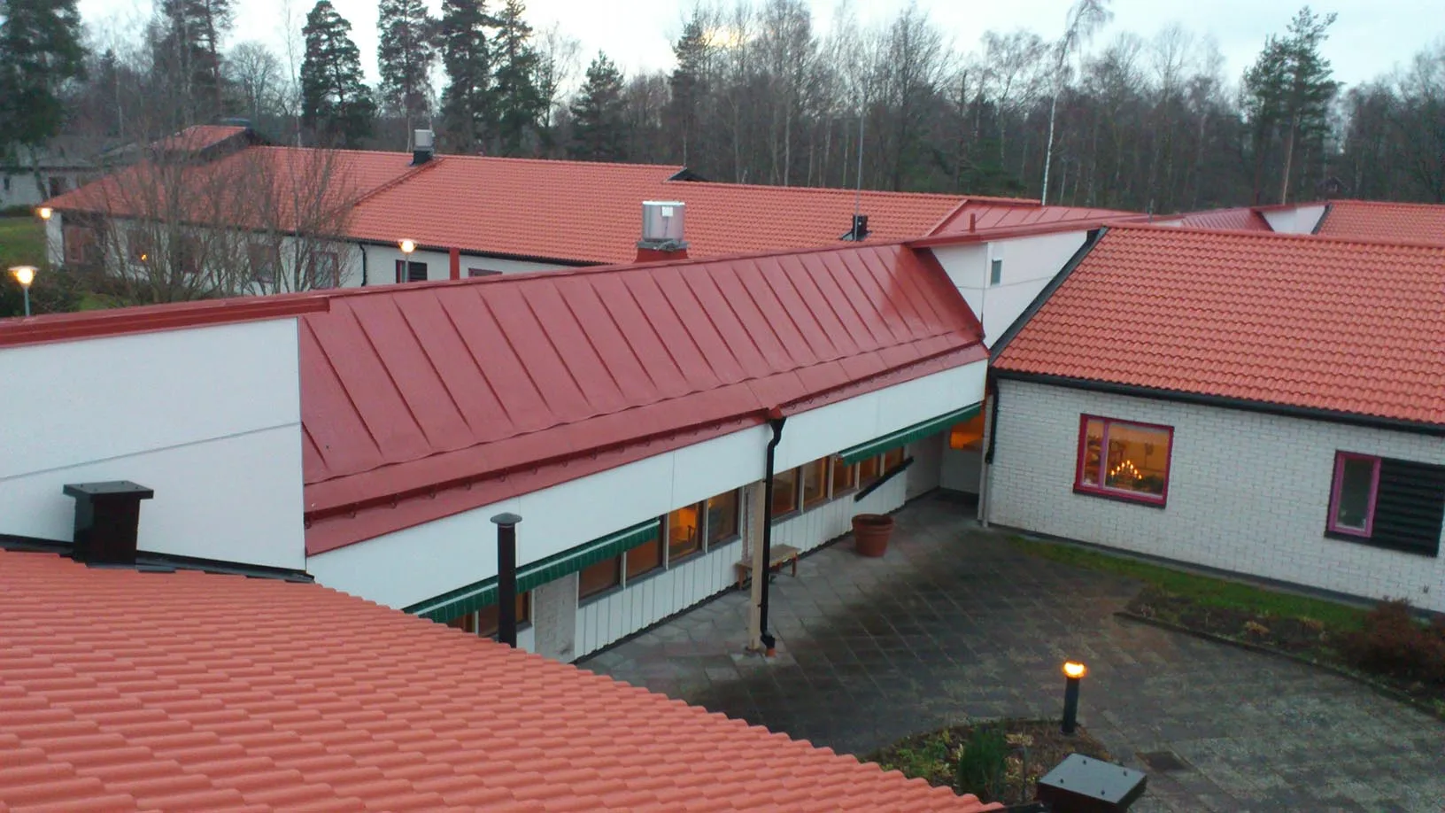 Rött falsat plåttak på offentlig byggnad